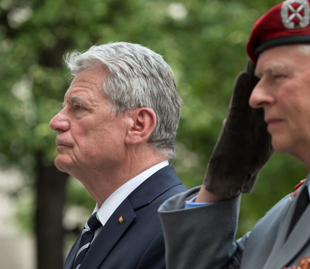 Bundespräsident Dr. h. c. Joachim Gauck, Berlin, im Ehrenhof des ...